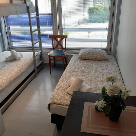 Paris Par Trains: Studios & Shared Rooms with Private Amenities Persan Exterior photo