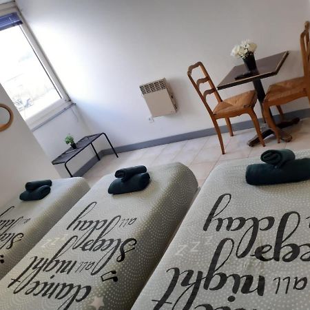 Paris Par Trains: Studios & Shared Rooms with Private Amenities Persan Exterior photo