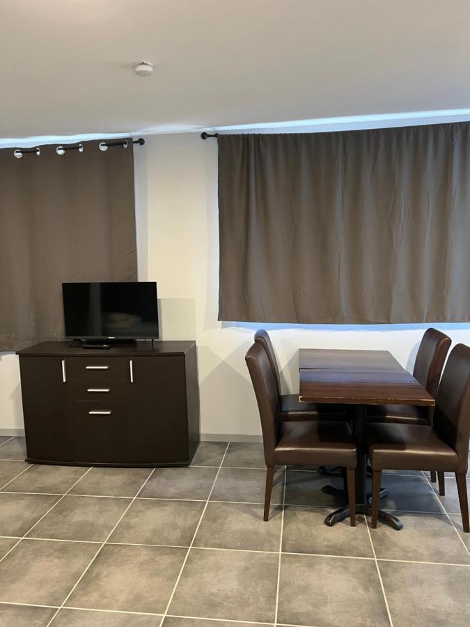 Paris Par Trains: Studios & Shared Rooms with Private Amenities Persan Exterior photo